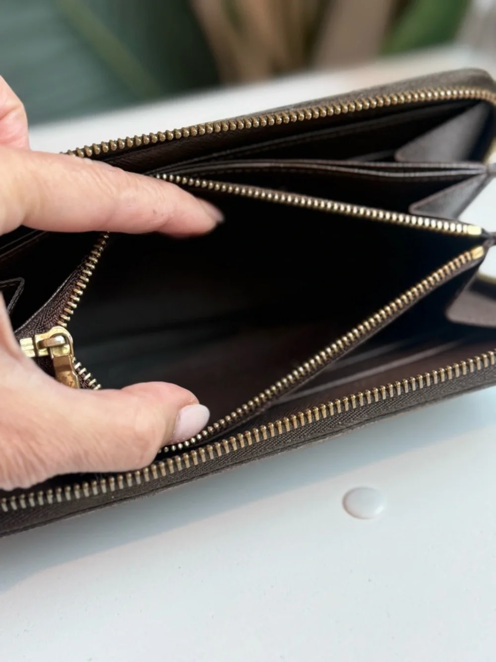 Louis Vuitton ‘Zippy Wallet in Damier Ebene’